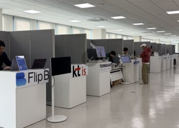 2025년 12월 9일 KAIST AIB 첫 공식 홈커밍데이 행사장에 설치된 (주)플립비 부스. 'Flip B' 로고가 표시된 부스에서 GEO 인텔리전스 플랫폼 BrandVis(브랜드비즈)를 시연했다. 뒤로 kt is, 툰스퀘어, 위프론티어 등 동문 기업 부스가 이어진다.