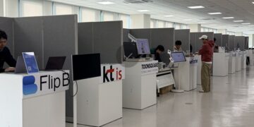 2025년 12월 9일 KAIST AIB 첫 공식 홈커밍데이 행사장에 설치된 (주)플립비 부스. 'Flip B' 로고가 표시된 부스에서 GEO 인텔리전스 플랫폼 BrandVis(브랜드비즈)를 시연했다. 뒤로 kt is, 툰스퀘어, 위프론티어 등 동문 기업 부스가 이어진다.