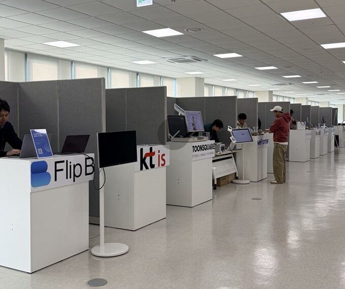 2025년 12월 9일 KAIST AIB 첫 공식 홈커밍데이 행사장에 설치된 (주)플립비 부스. 'Flip B' 로고가 표시된 부스에서 GEO 인텔리전스 플랫폼 BrandVis(브랜드비즈)를 시연했다. 뒤로 kt is, 툰스퀘어, 위프론티어 등 동문 기업 부스가 이어진다.
