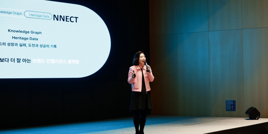 2026년 4월 9일 경기 성남시 분당두산타워에서 열린 KSVF IR데이에서 손은경 (주)플립비 대표가 GEO 인텔리전스 플랫폼 BrandVis(브랜드비즈)를 발표하고 있다. 이날 행사에는 14개 스타트업이 참가해 투자사 관계자 25명 앞에서 발표했다.