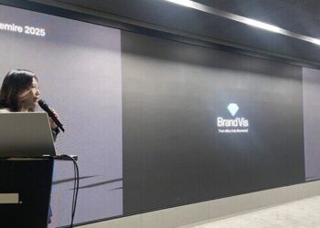 2025년 12월 18일 서울 강남에서 열린 사업설명회 'BrandVis Premiere 2025'에서 손은경 (주)플립비 대표가 GEO 인텔리전스 플랫폼 BrandVis(브랜드비즈)를 발표하고 있다.