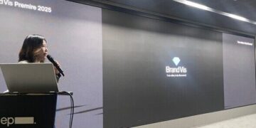2025년 12월 18일 서울 강남에서 열린 사업설명회 'BrandVis Premiere 2025'에서 손은경 (주)플립비 대표가 GEO 인텔리전스 플랫폼 BrandVis(브랜드비즈)를 발표하고 있다.