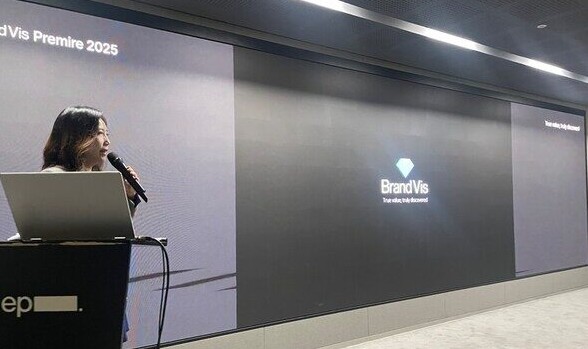 2025년 12월 18일 서울 강남에서 열린 사업설명회 'BrandVis Premiere 2025'에서 손은경 (주)플립비 대표가 GEO 인텔리전스 플랫폼 BrandVis(브랜드비즈)를 발표하고 있다.