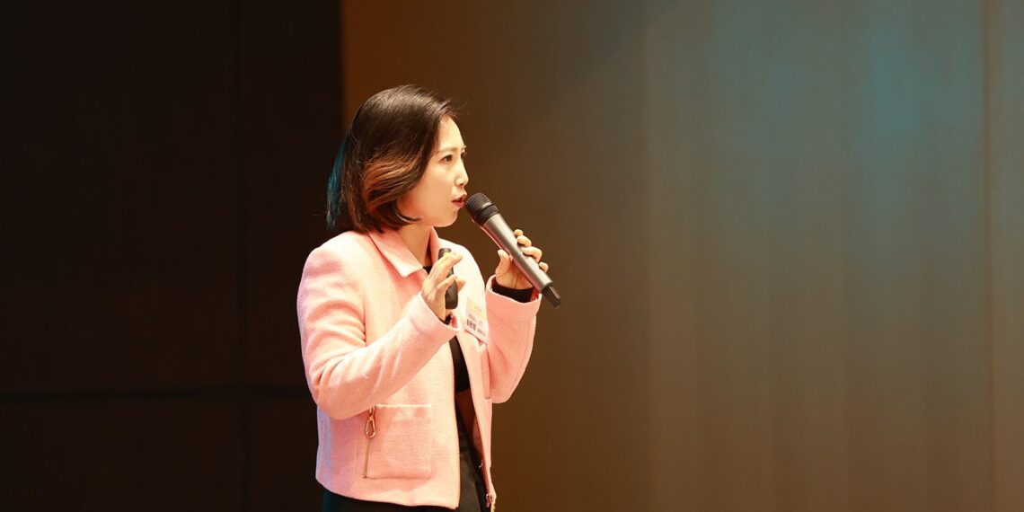 손은경(Leona Son) (주)플립비 대표. D2C 뷰티 브랜드 로로쥬디를 창업해 매각했고, 현재 GEO 인텔리전스 플랫폼 BrandVis(브랜드비즈)를 만들고 있다.