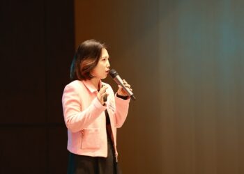손은경(Leona Son) (주)플립비 대표. D2C 뷰티 브랜드 로로쥬디를 창업해 매각했고, 현재 GEO 인텔리전스 플랫폼 BrandVis(브랜드비즈)를 만들고 있다.