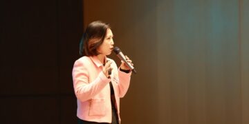 손은경(Leona Son) (주)플립비 대표. D2C 뷰티 브랜드 로로쥬디를 창업해 매각했고, 현재 GEO 인텔리전스 플랫폼 BrandVis(브랜드비즈)를 만들고 있다.