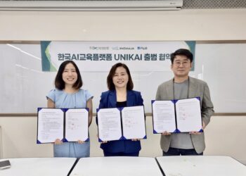 손은경 (주)플립비 대표, 김미숙 푸름인재개발원 대표, 권건우 위데이터랩 대표가 한국 AI 교육 플랫폼 유니카이(UniKai) 출범 협약을 체결하고 협약서를 들고 있다
