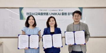 손은경 (주)플립비 대표, 김미숙 푸름인재개발원 대표, 권건우 위데이터랩 대표가 한국 AI 교육 플랫폼 유니카이(UniKai) 출범 협약을 체결하고 협약서를 들고 있다
